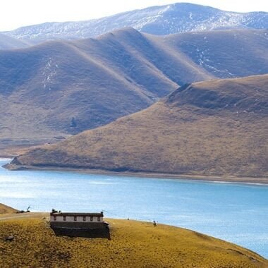 Yamdrok Lake in Tibet - Winter