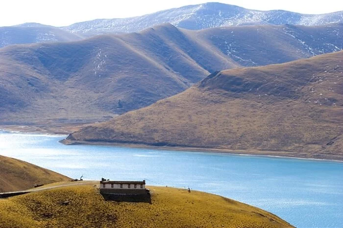 Yamdrok Lake in Tibet - Winter