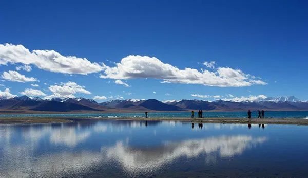 Namtso Lake reflects the people and clouds