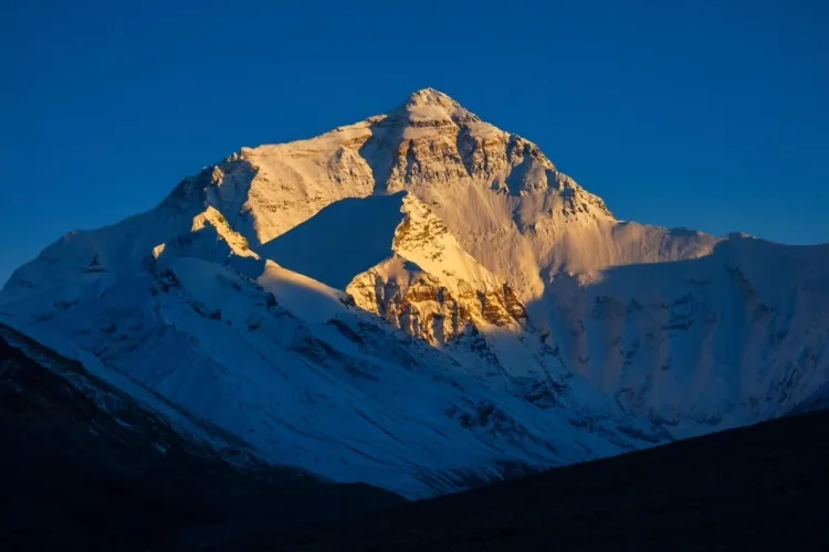 Golden Mount Everest summit in a Lhasa-Everest group tour