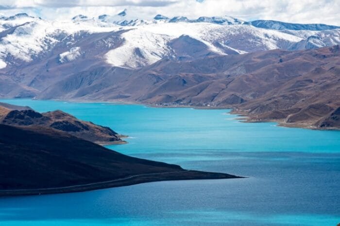 Yamdrok Lake high-altitude scenery for 8-day Everest group tour