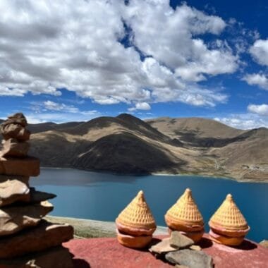 Yamdrok Lake mani stones in 10-day Everest-Namtso group tour
