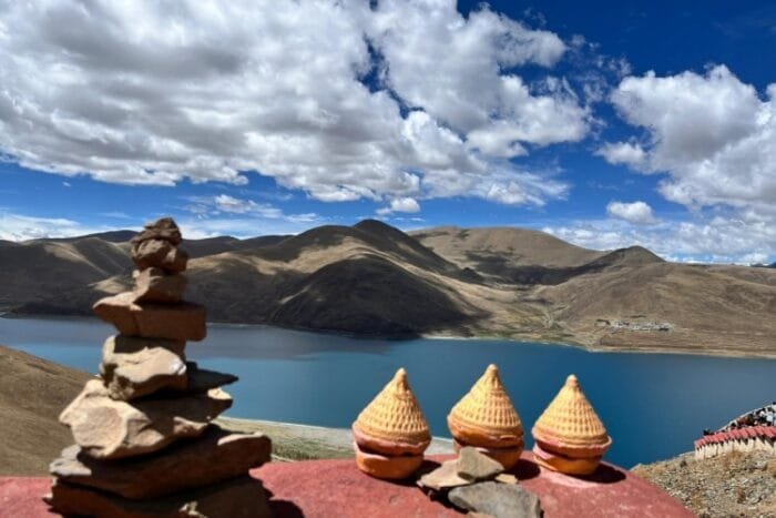 Yamdrok Lake mani stones in 10-day Everest-Namtso group tour